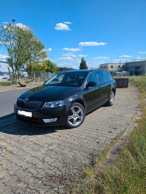 Schwarz Gebraucht 2016 Skoda Octavia Ambition Kombi | 11.300 € (Fairer Preis) - Bild 1/4