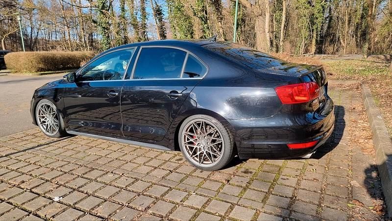 Second-hand VW Jetta 211 CP (155 kW) 2012 Negru Berlinǎ
