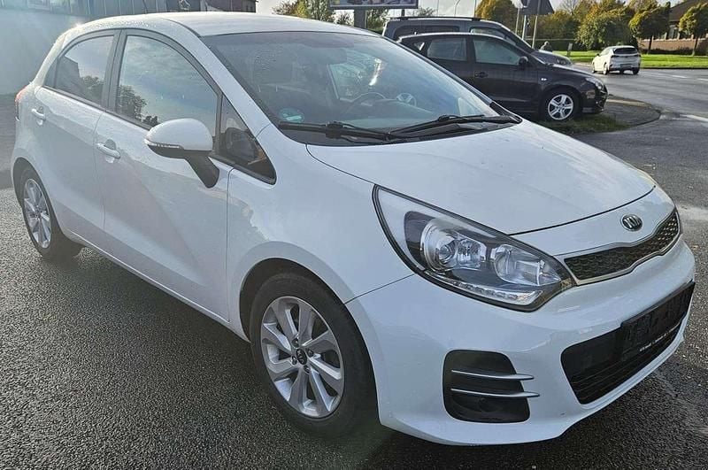 Weiß Gebraucht 2016 Kia Rio Kleinwagen | 6.990 € (Fairer Preis) - Bild 1/4