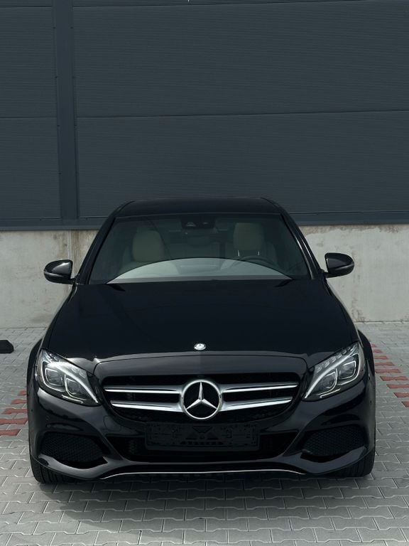 Schwarz Gebraucht 2017 Mercedes C300 Limousine | 19.300 € - Bild 1/4