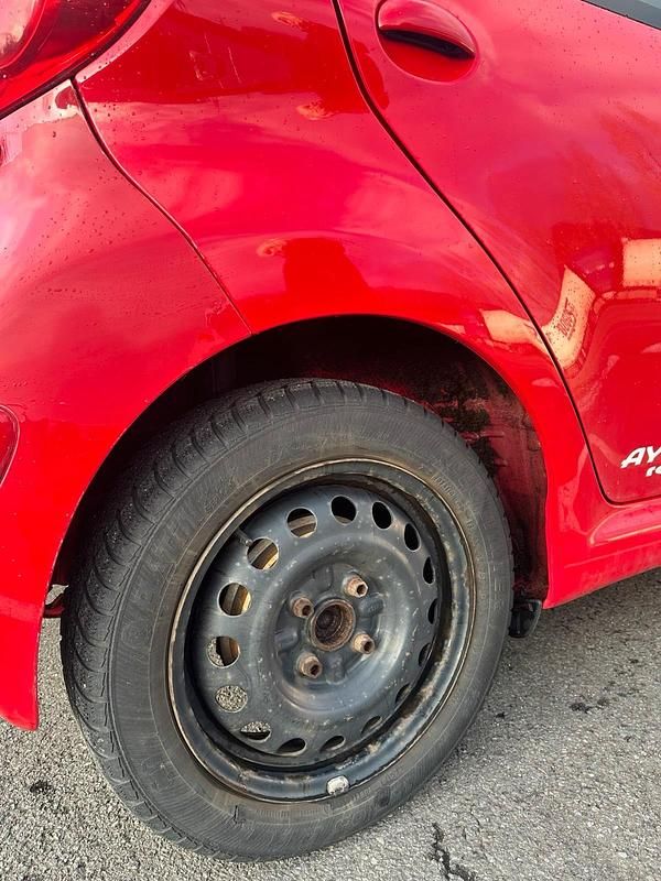 Gebraucht Toyota Aygo 68 PS (50 kW) 2006 Rot Kleinwagen