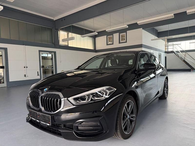 Schwarz Gebraucht 2022 BMW 118 Sport Line Kleinwagen | 14.500 € (Superpreis) - Bild 1/4