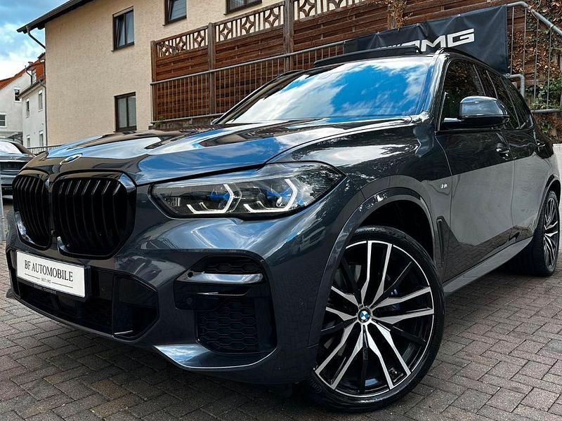 Arktikgrau brillianteffekt Gebraucht 2022 BMW X5 M Sport SUV | 55.989 € (Fairer Preis) - Bild 1/4