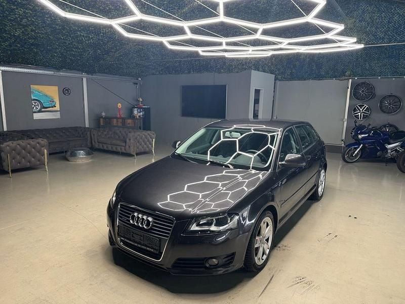 Grau Gebraucht 2010 Audi A3 Ambition Limousine | 9.850 € (Fairer Preis) - Bild 1/4