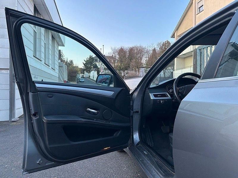 Gebraucht BMW 525 197 PS (144 kW) 2007 Grau Limousine