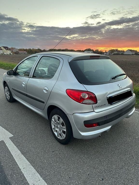Silber Gebraucht 2011 Peugeot 206+ Kleinwagen | 2.500 € (Fairer Preis) - Bild 1/4