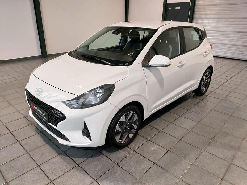 Gebraucht Hyundai i10 Trend 84 PS (61 kW) 2024 Weiß Kleinwagen