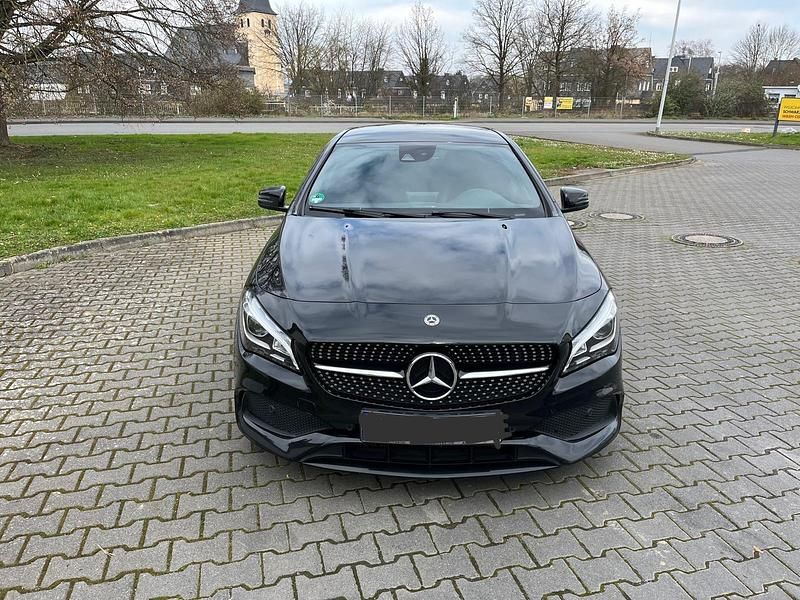 Schwarz Gebraucht 2017 Mercedes CLA220 Shooting Brake AMG line Kombi | 16.250 € (Guter Preis) - Bild 1/4