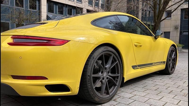 Gebraucht Porsche 911 Carrera 370 PS (272 kW) 2018 Gelb Coupé