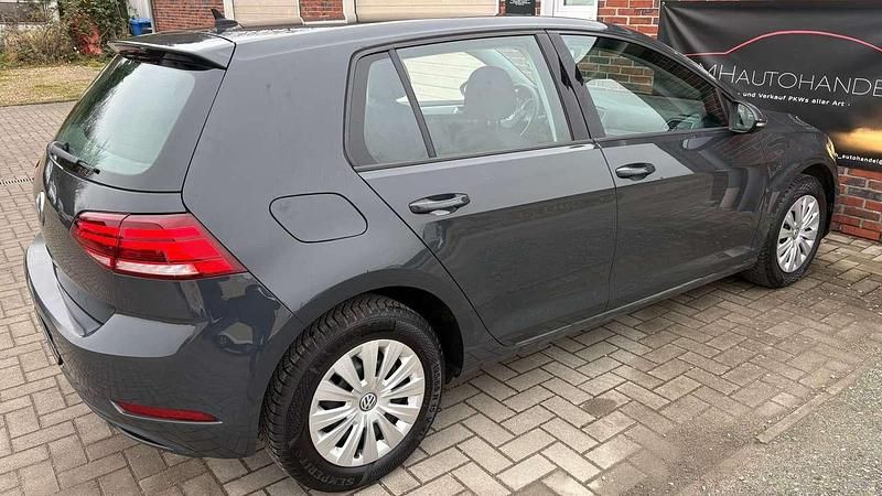 Gebraucht VW Golf VII Trendline 86 PS (63 kW) 2017 Uranograu Kleinwagen