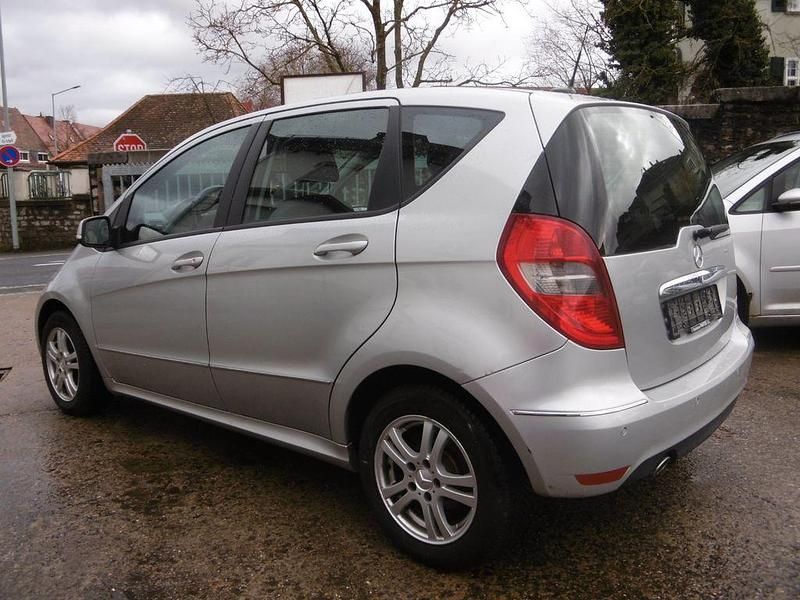 Gebraucht Mercedes A180 109 PS (80 kW) 2011 Silber Limousine