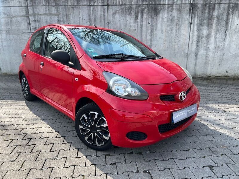 Rot Gebraucht 2011 Toyota Aygo Basis Kleinwagen | 2.490 € (Fairer Preis) - Bild 1/4