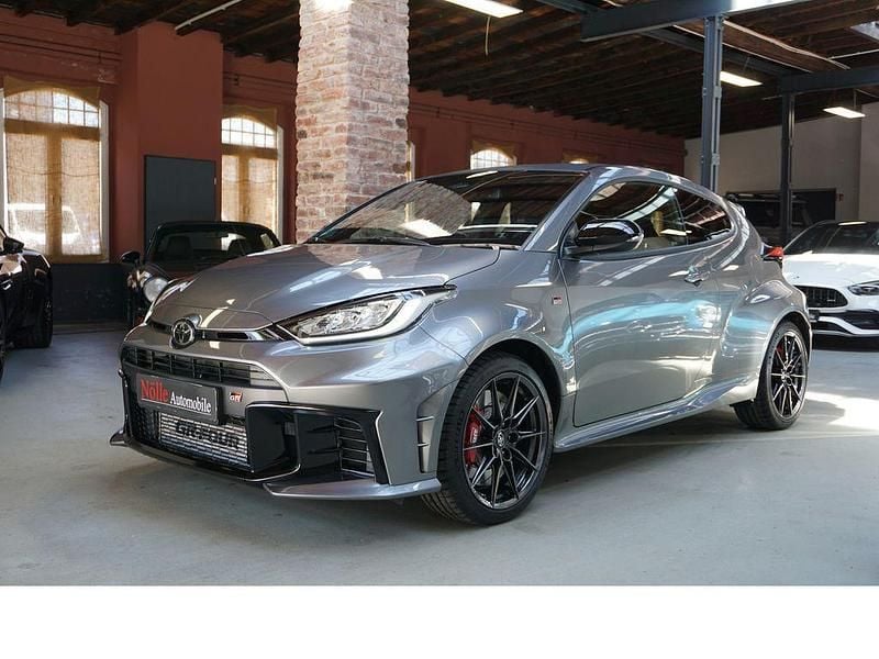 Grau Gebraucht 2024 Toyota Yaris Limousine | 44.900 € (Superpreis) - Bild 1/4