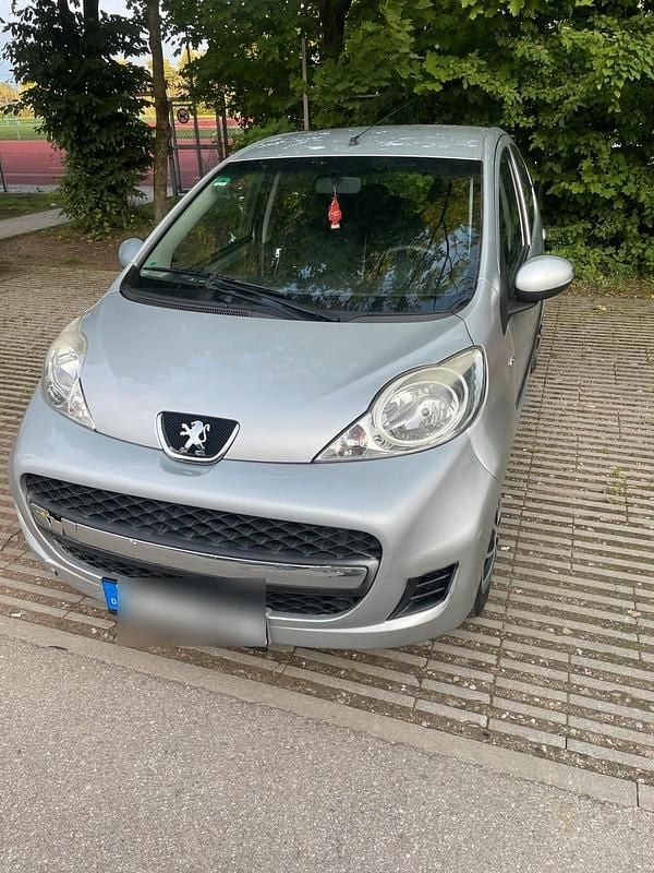 Silber Gebraucht 2009 Peugeot 107 Kleinwagen | 950 € (Superpreis) - Bild 1/4
