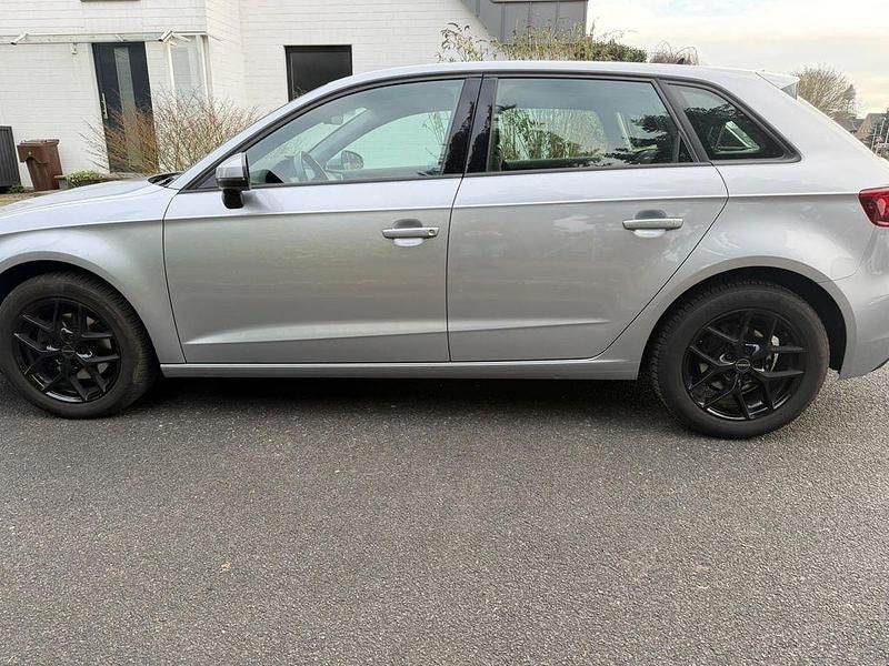 Gebraucht Audi A3 Sport 116 PS (85 kW) 2019 Grau Limousine