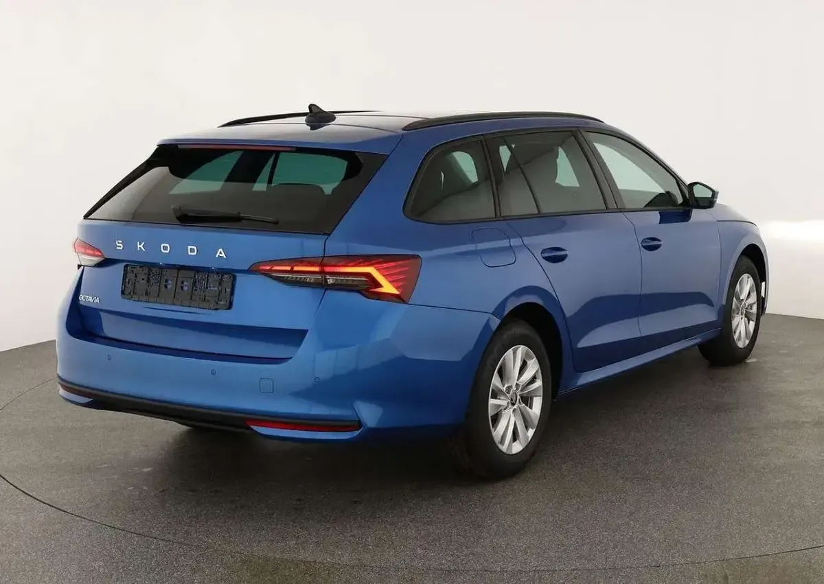 Neu Skoda Octavia Selection 150 PS (110 kW) 2026 Race blau metallic Kombi
