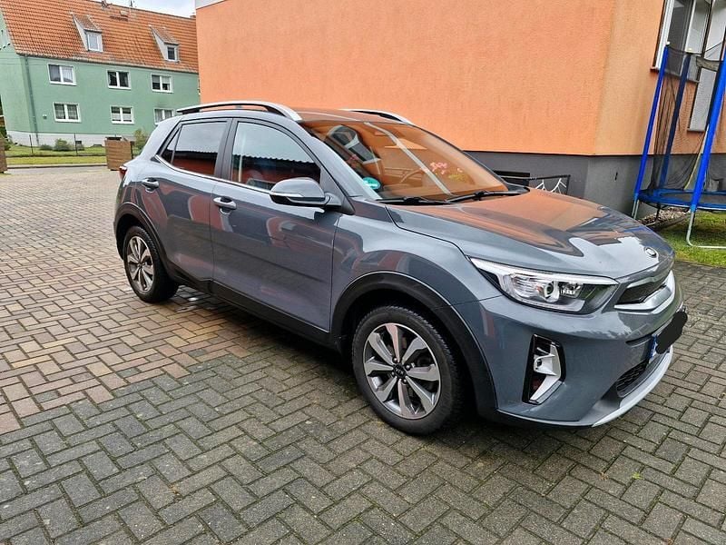 Grau Gebraucht 2021 Kia Stonic SUV | 17.600 € (Etwas zu teuer) - Bild 1/4