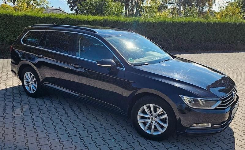 Schwarz Gebraucht 2015 VW Passat Comfortline Kombi | 9.900 € (Guter Preis) - Bild 1/4