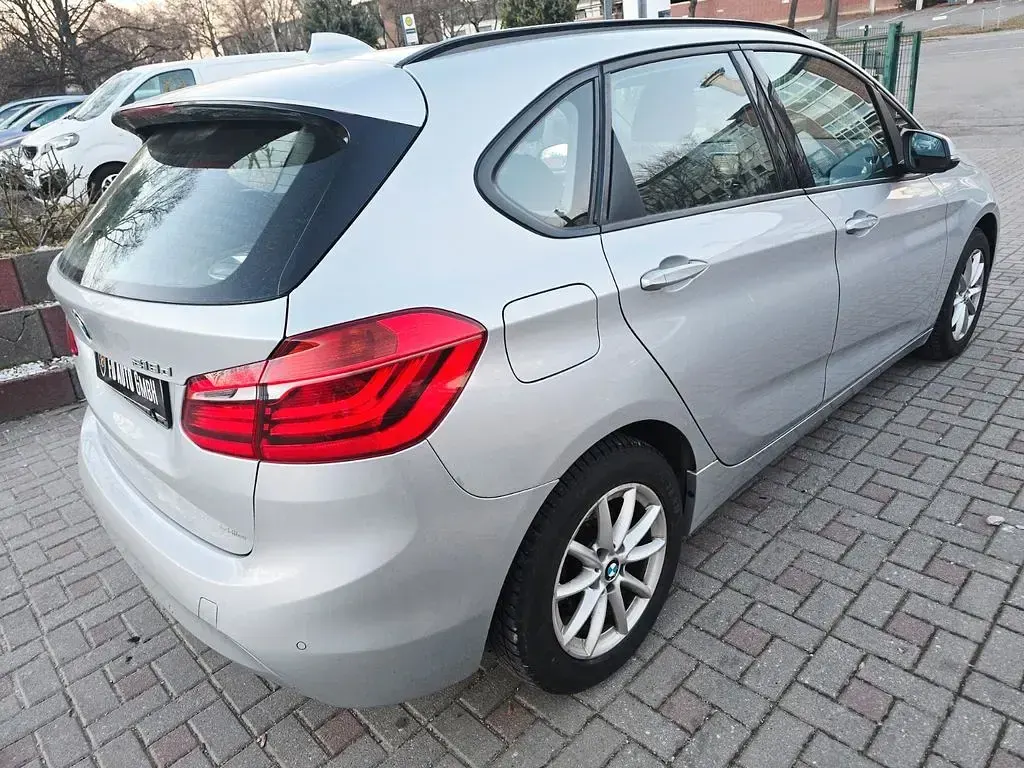 Gebraucht BMW 218 Active Tourer Basis 150 PS (110 kW) 2016 Silber Van / Kleinbus