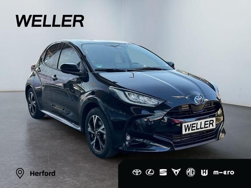 Schwarz Gebraucht 2025 Toyota Yaris Hybrid Comfort Kleinwagen | 25.690 € (Etwas zu teuer) - Bild 1/3