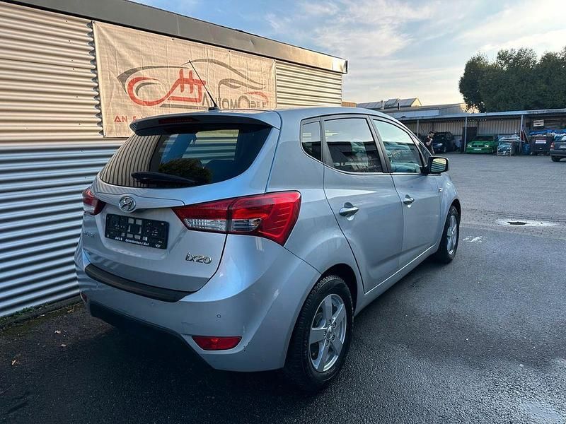 Gebraucht Hyundai ix20 Edition 90 PS (66 kW) 2012 Silber Kleinwagen