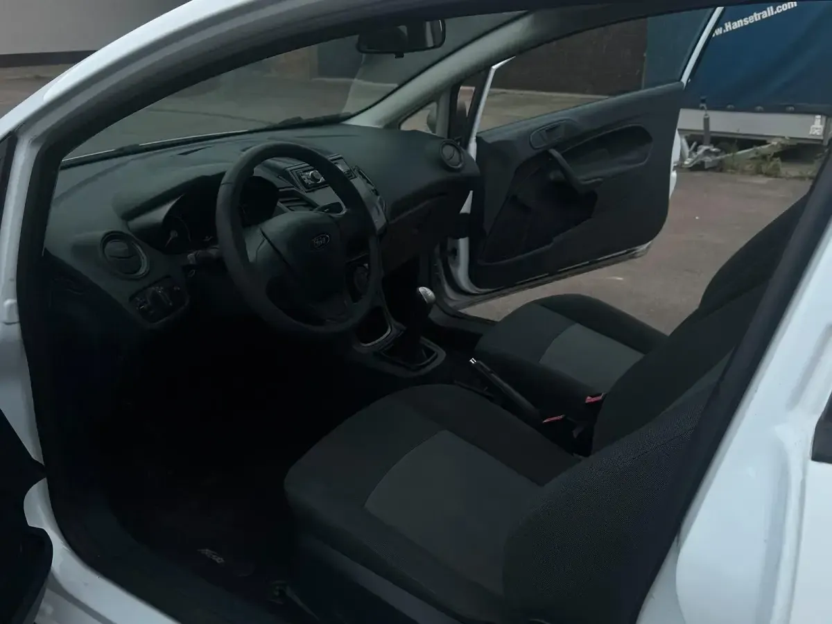 Gebraucht Ford Fiesta 65 PS (47 kW) 2012 Weiß Kleinwagen