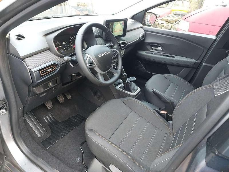 Neu Dacia Sandero Expression 91 PS (66 kW) 2025 Dolomitgrau grün und andere Limousine