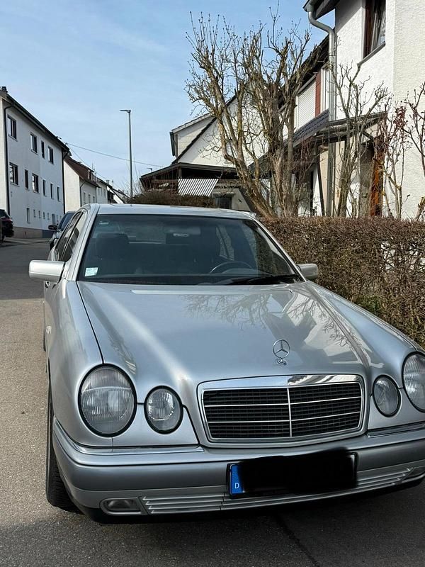 Gebraucht Mercedes E280 193 PS (141 kW) 1997 Silber Limousine