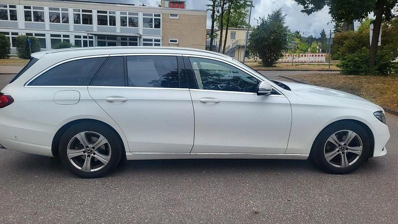 Weiß Gebraucht 2017 Mercedes 220 Limousine | 17.000 € (Superpreis) - Bild 1/4