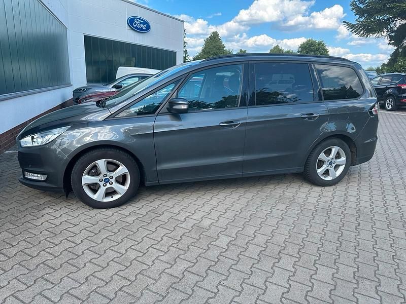 Grau Gebraucht 2016 Ford Galaxy Van / Kleinbus | 13.450 € (Superpreis) - Bild 1/4