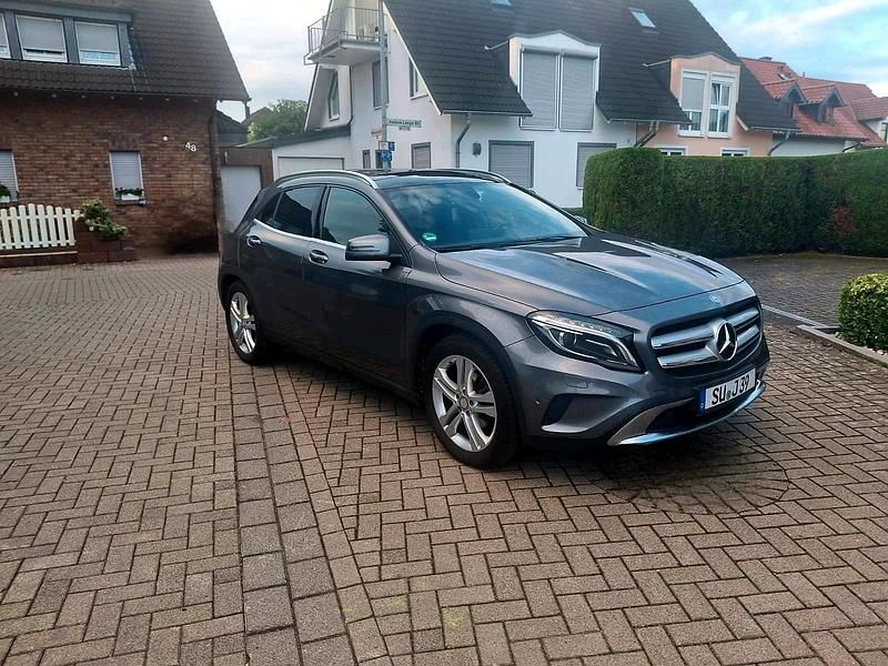 Grau Gebraucht 2016 Mercedes GLA200 SUV | 18.200 € (Fairer Preis) - Bild 1/4