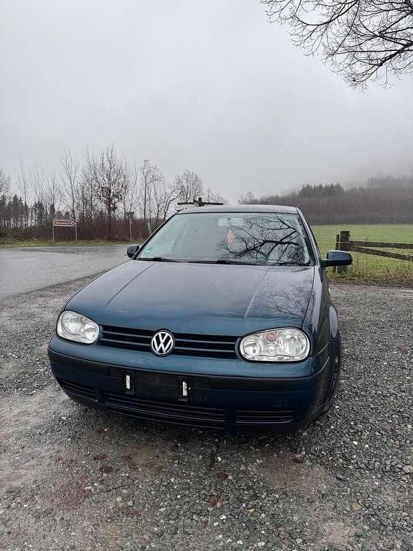 Grün Gebraucht 2002 VW Golf Limousine | 2.400 € (Etwas zu teuer) - Bild 1/4