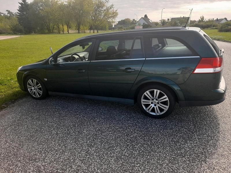 Grün Gebraucht 2007 Opel Vectra Kombi | 1.250 € (Guter Preis) - Bild 1/4