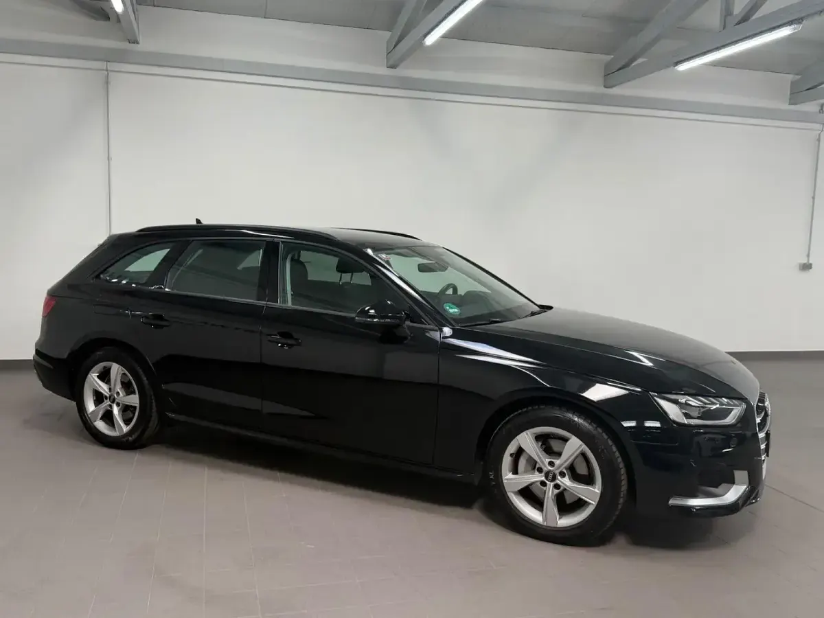Second-hand Audi A4 Advanced 204 CP (150 kW) 2022 Negru Berlinǎ