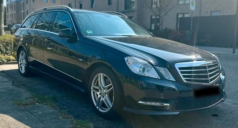 Gebraucht Mercedes E220 AMG line 170 PS (125 kW) 2011 Schwarz Kombi