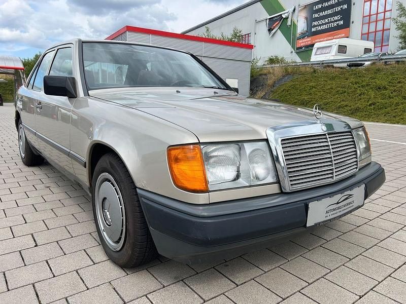 Gebraucht Mercedes E230 132 PS (97 kW) 1989 Gold Limousine