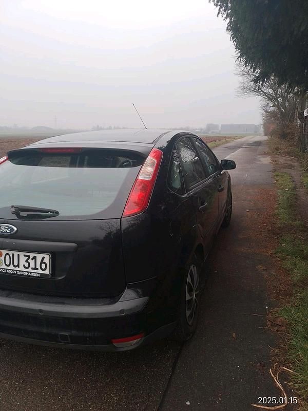 Schwarz Gebraucht 2005 Ford Focus Kleinwagen | 400 € (Superpreis) - Bild 1/4