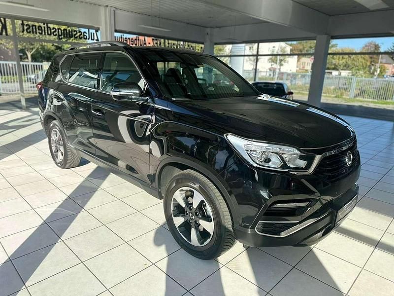 Schwarz Gebraucht 2018 Ssangyong (KGM) Rexton Crystal SUV | 18.990 € (Teuer) - Bild 1/4