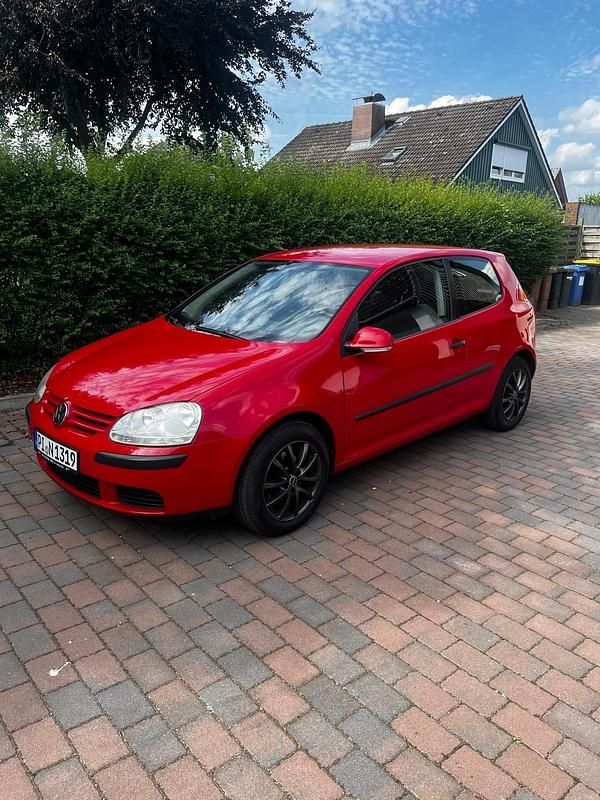 Rot Gebraucht 2004 VW Golf V Kleinwagen | 3.000 € (Etwas zu teuer) - Bild 1/4
