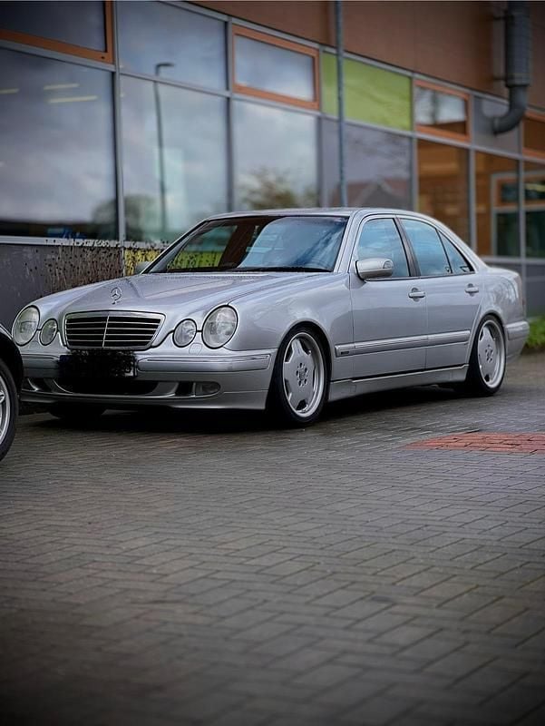 Silber Gebraucht 1999 Mercedes E220 Avantgarde Limousine | 2.999 € - Bild 1/4