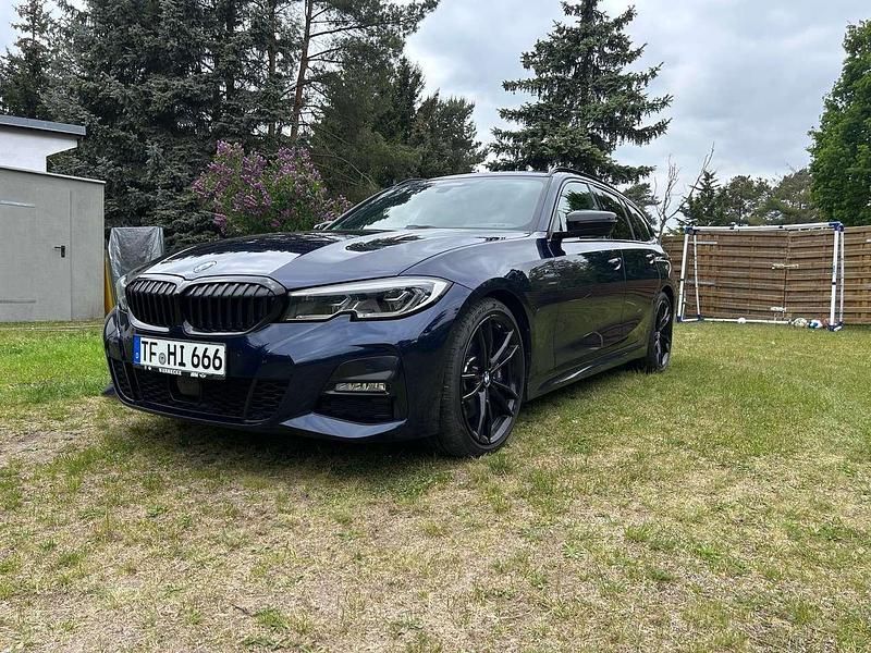 Blau Gebraucht 2020 BMW 330 M Sport Kombi | 34.900 € (Fairer Preis) - Bild 1/4