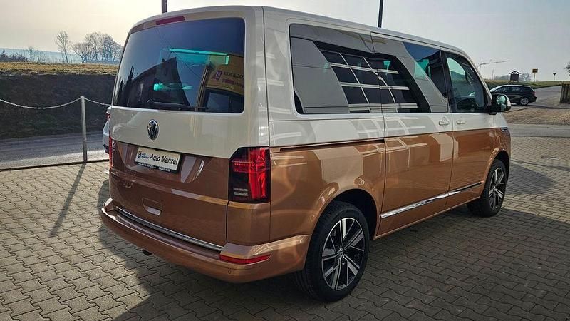 Gebraucht VW Multivan 204 PS (150 kW) 2022 Weiß/bronzemet. Van