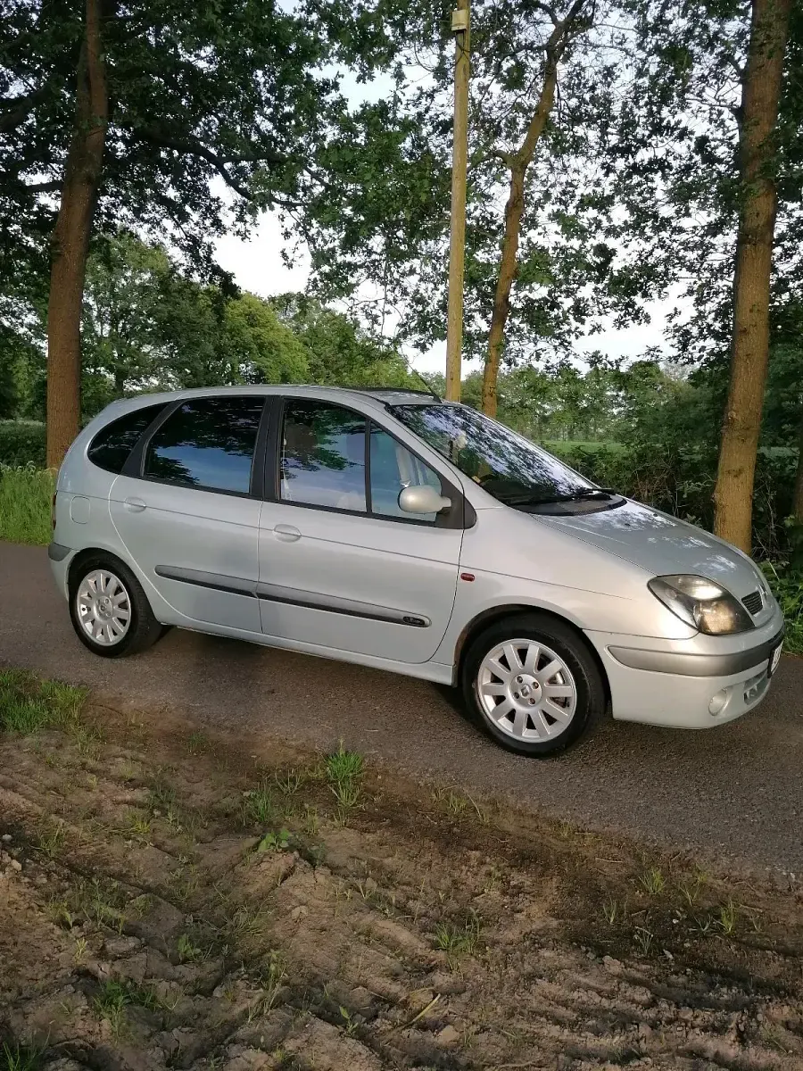 Gebraucht Renault Scénic 110 PS (80 kW) 2002 Silber Van / Kleinbus