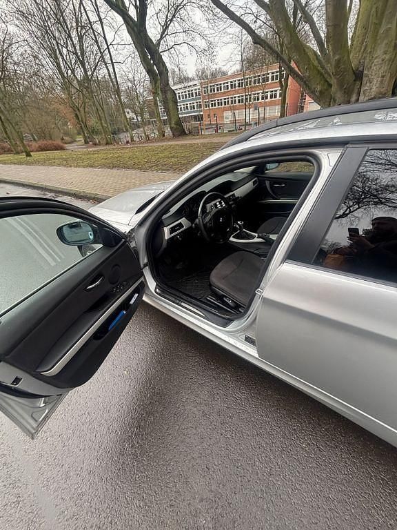 Second-hand BMW 318 143 CP (105 kW) 2009 Argintiu Break