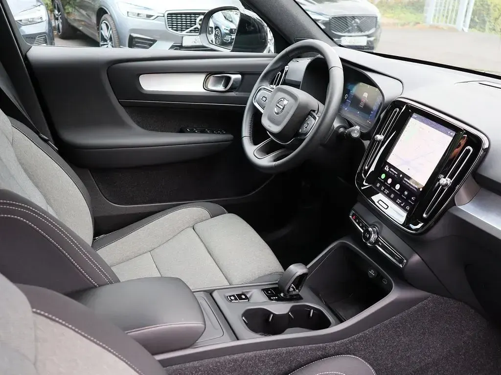 Gebraucht Volvo XC40 Core 163 PS (119 kW) 2024 Schwarz SUV