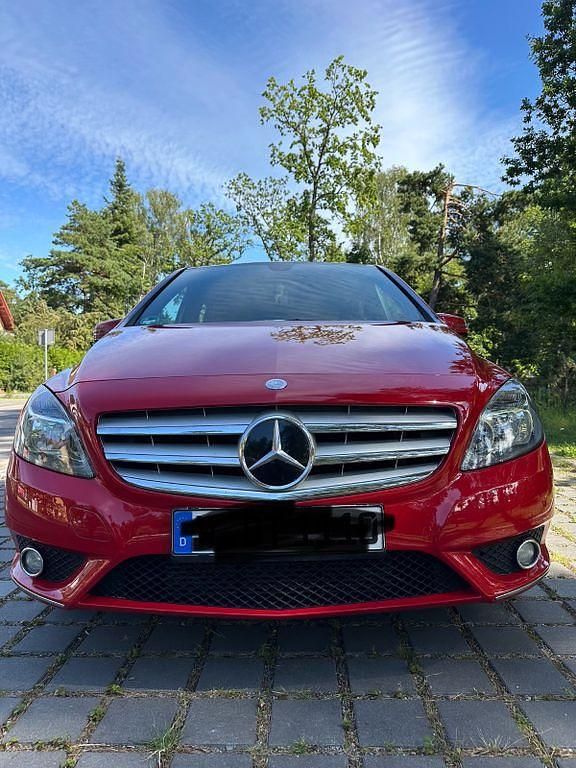 Rot Gebraucht 2014 Mercedes B250 Van / Kleinbus | 15.000 € (Fairer Preis) - Bild 1/4