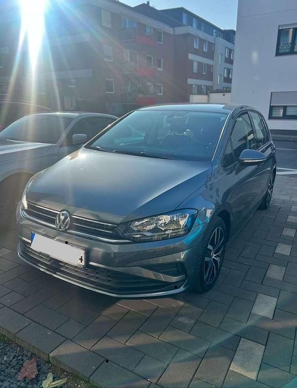 Grau Gebraucht 2018 VW Golf Sportsvan Trendline Van / Kleinbus | 13.900 € (Fairer Preis) - Bild 1/4