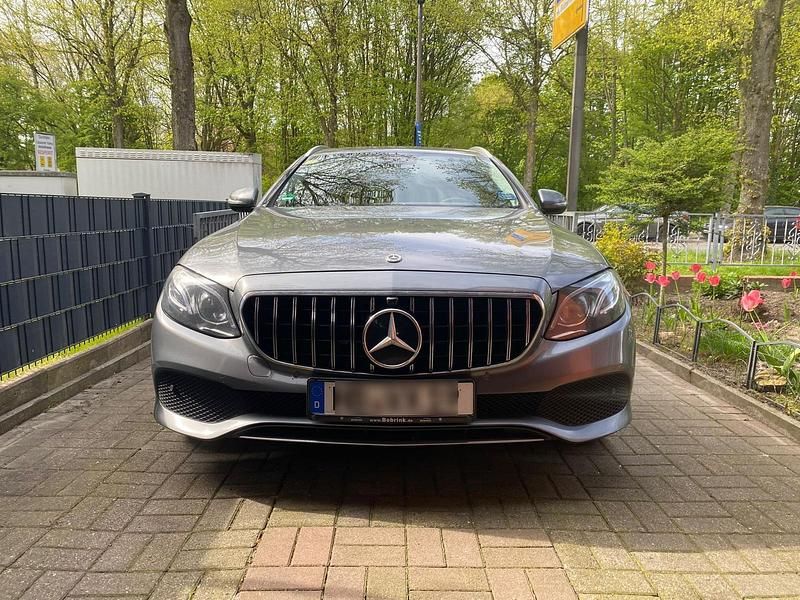 Grau Gebraucht 2017 Mercedes E220 Kombi | 16.250 € (Fairer Preis) - Bild 1/4