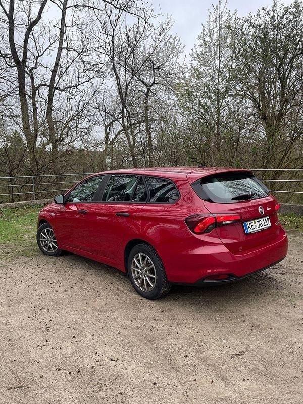 Usado Fiat Tipo 95 CV (69 kW) 2019 Rojo Familiar