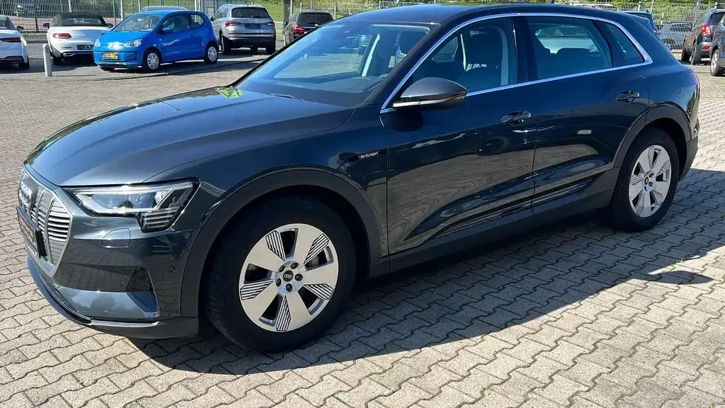 Gebraucht Audi e-tron Basis 300 kW (408 PS) 2021 Grau metallic SUV